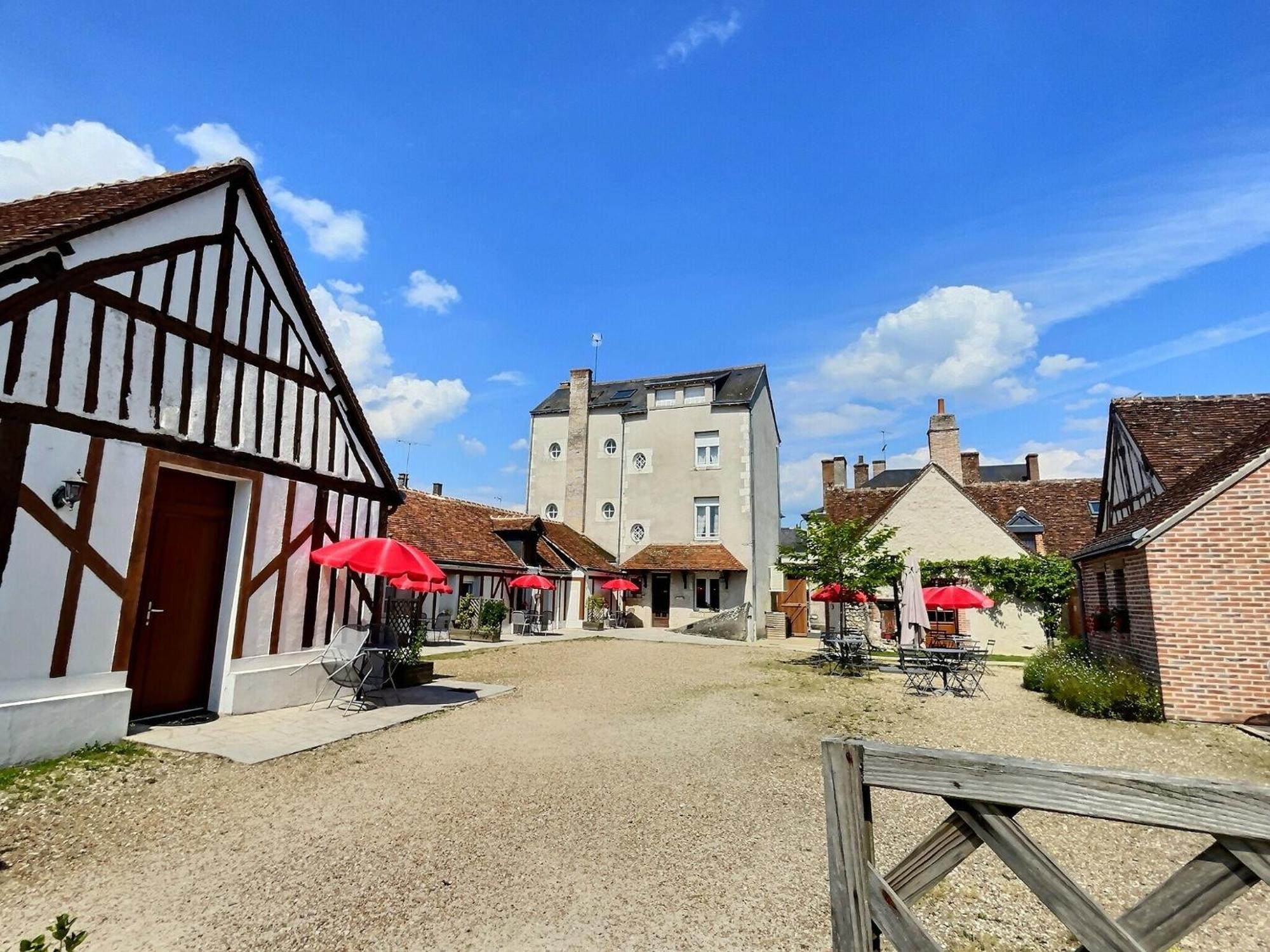 Logis Hotel Du Cygne Bracieux Exterior photo